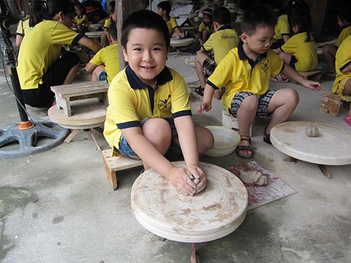 Experiencing to make ceramic products